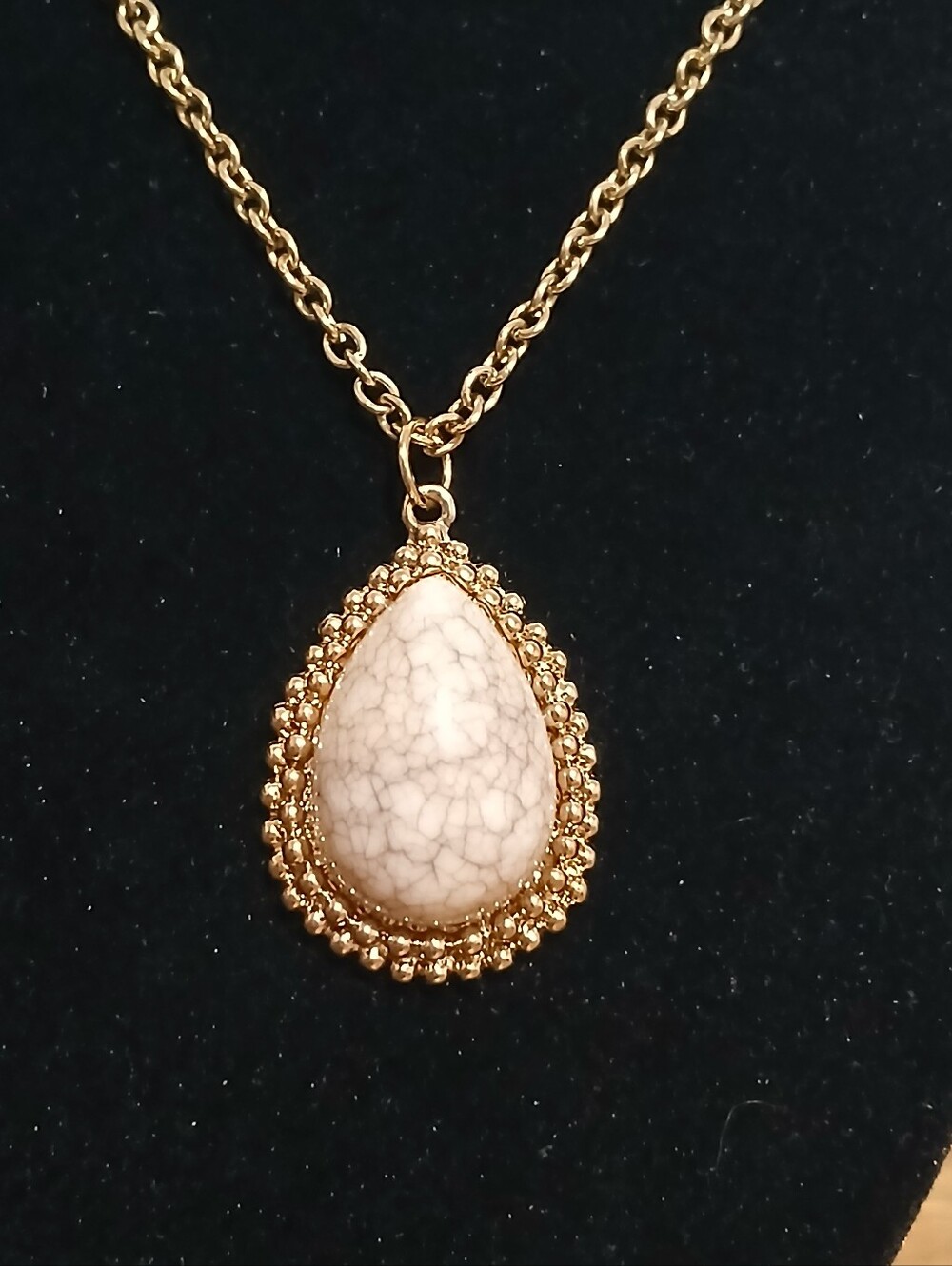 Gold-tone Teardrop necklace cracked-stone Affect pendant ornate beaded Setting